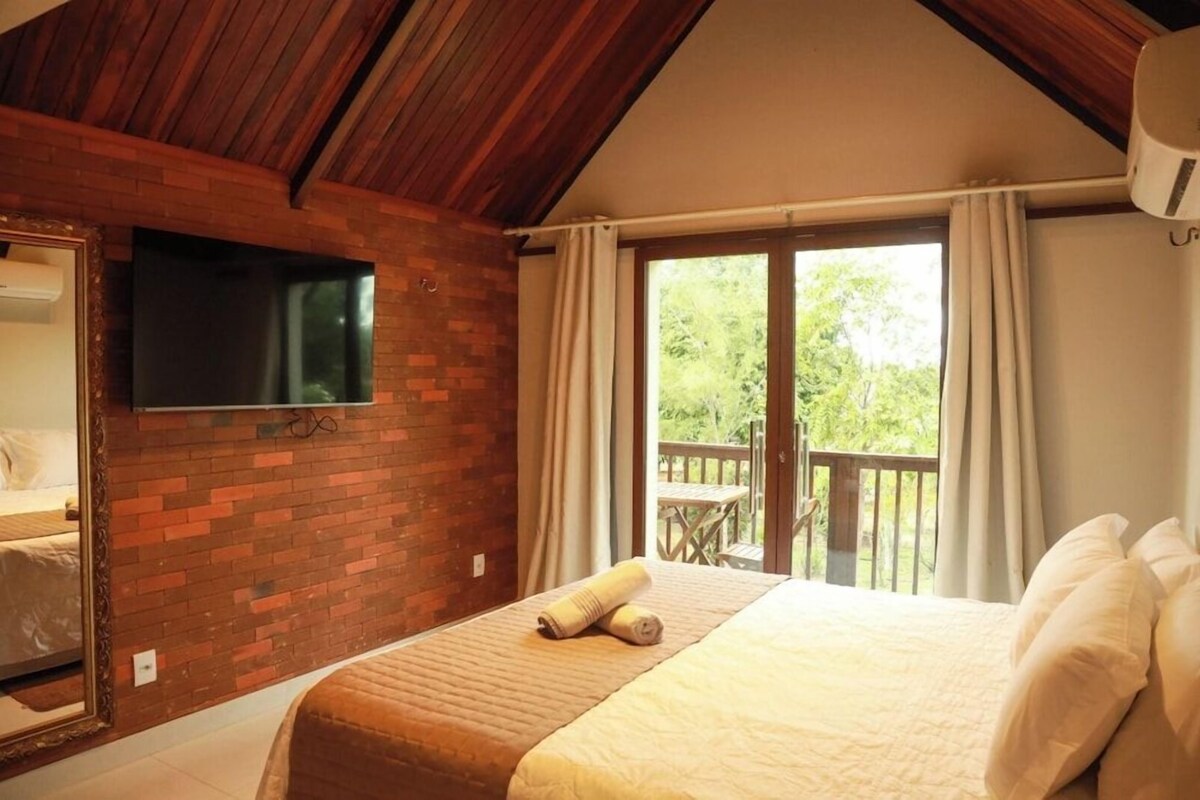 Minibar, desk, WiFi (free)