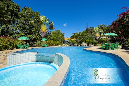 2 outdoor pools. Hotel Chalé Lagoa dos Ingás