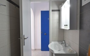 Shower, free toiletries, hair dryer, bathrobes - Bocamviglies By The Sea (Paros)