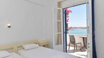 Dreibettzimmer (Upper floor) | Zimmersafe, Schreibtisch, Bügeleisen/Bügelbrett, kostenloses WLAN