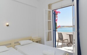 Kolmen hengen huone (Upper floor) | Tallelokero huoneessa, työpöytä, silitysrauta/-lauta, ilmainen Wi-Fi