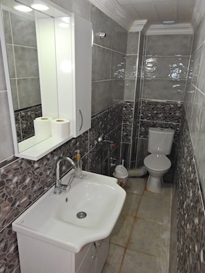 Quarto casal (Pembe) | Banheiro | Chuveiro, ducha de hidromassagem, produtos de toalete grátis 