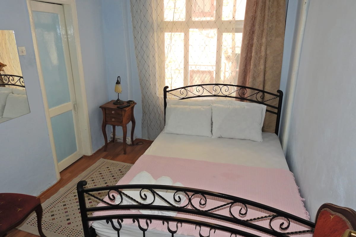Doppelzimmer (Pembe) | Schreibtisch, kostenloses WLAN, Bettwäsche