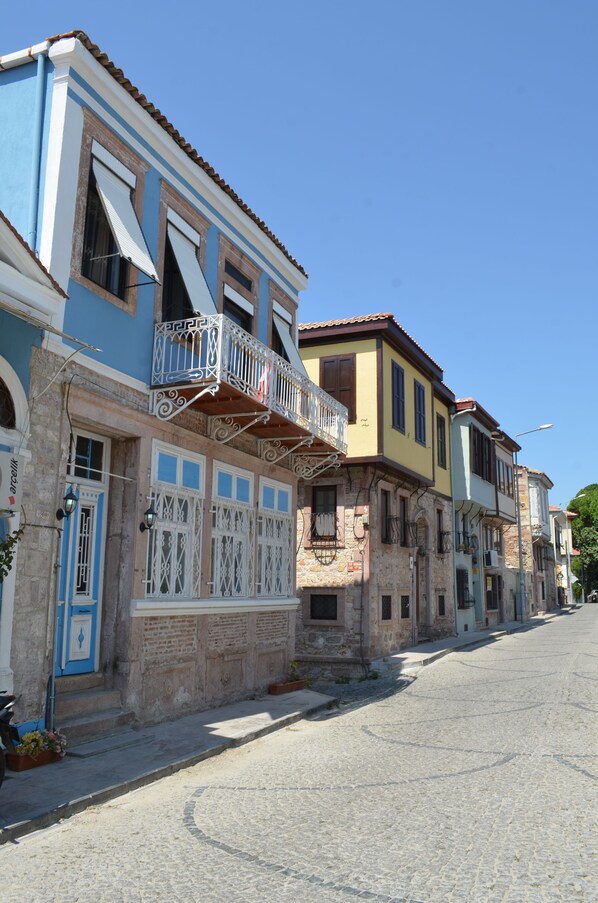 Front of property - Ayvalık Ugurlu Konak Butik Otel (Ayvalik)
