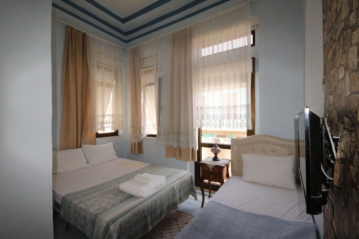 Triple Room (Mavi) | Desk, free WiFi, bed sheets