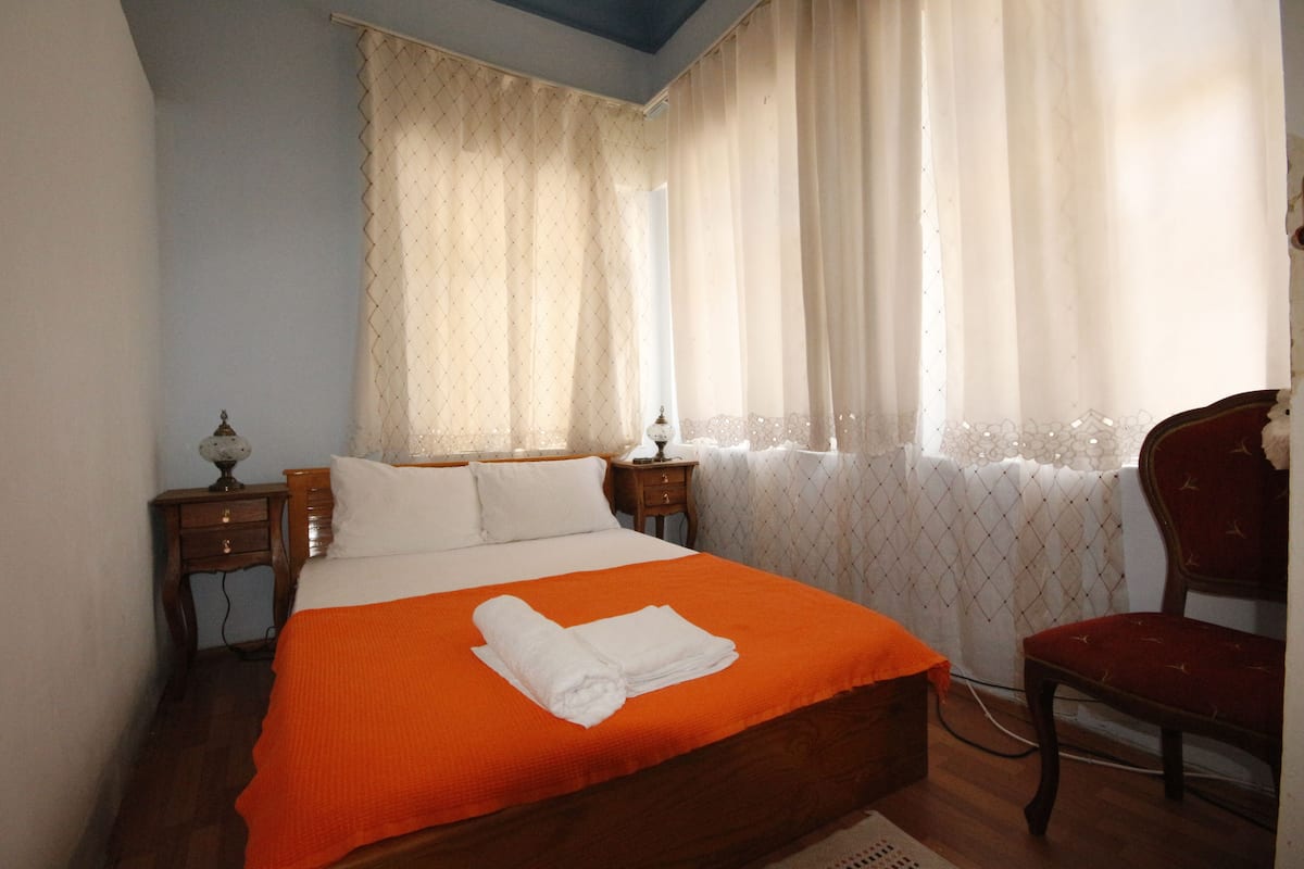 Double Room (Turuncu) | Desk, free WiFi, bed sheets