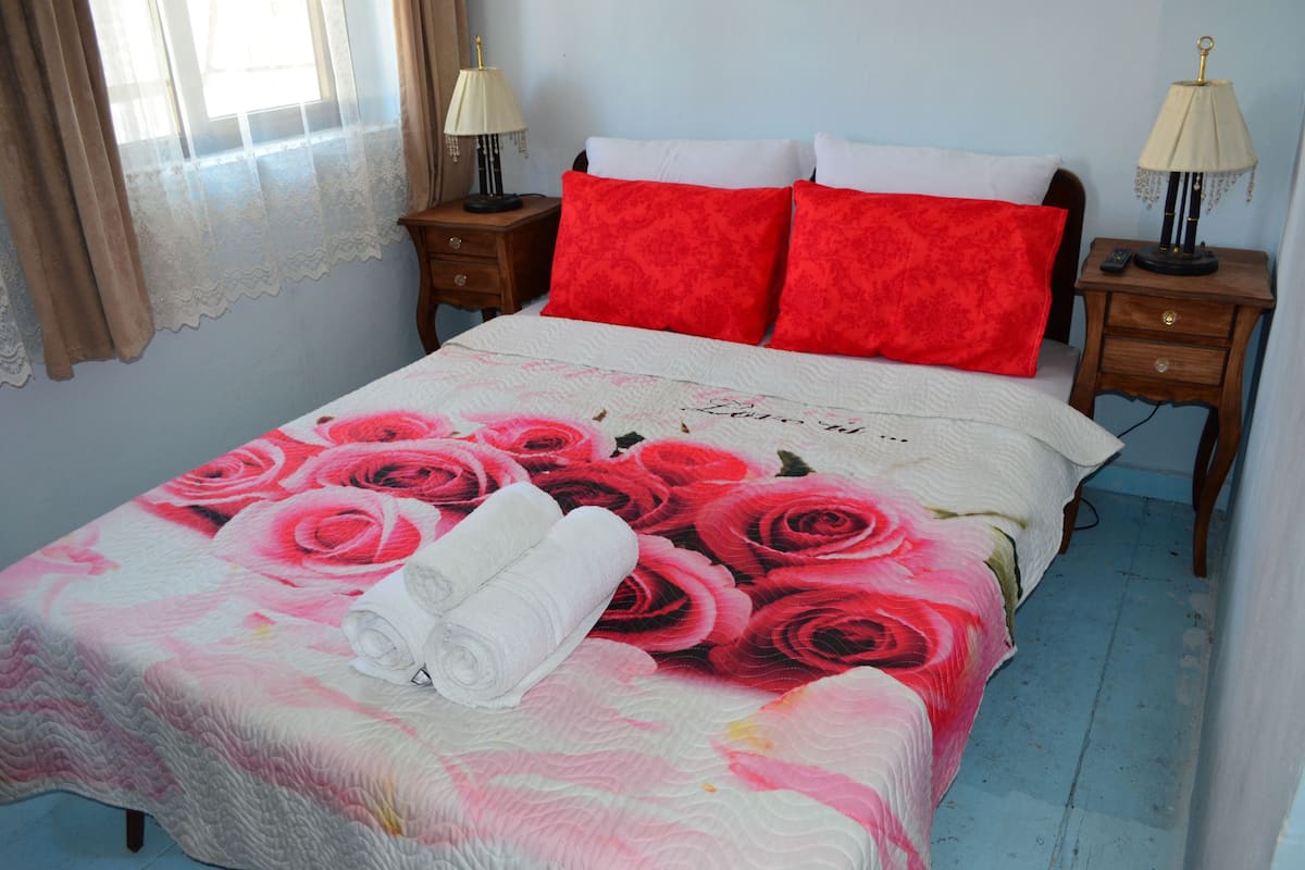 Doppelzimmer (Kirmizi) | Schreibtisch, kostenloses WLAN, Bettwäsche