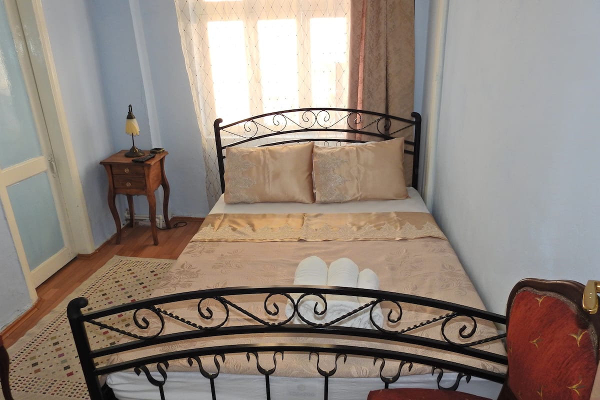 Double Room (Sari) | Desk, free WiFi, bed sheets