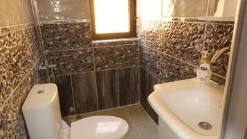 Dobbeltrom (Sari) | Bad | Dusj, dusjhode med hydromassaje, toalettartikler (inkludert) og hårføner