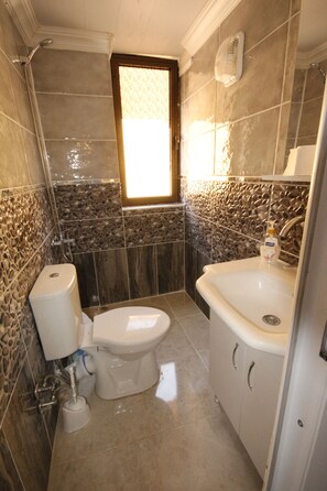Double Room (Sari) | Bathroom | Shower, hydromassage showerhead, free toiletries, hair dryer - Ayvalık Ugurlu Konak Butik Otel (Ayvalik)