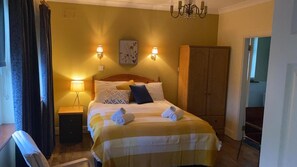 Tabla de planchar con plancha, wifi gratis y ropa de cama 