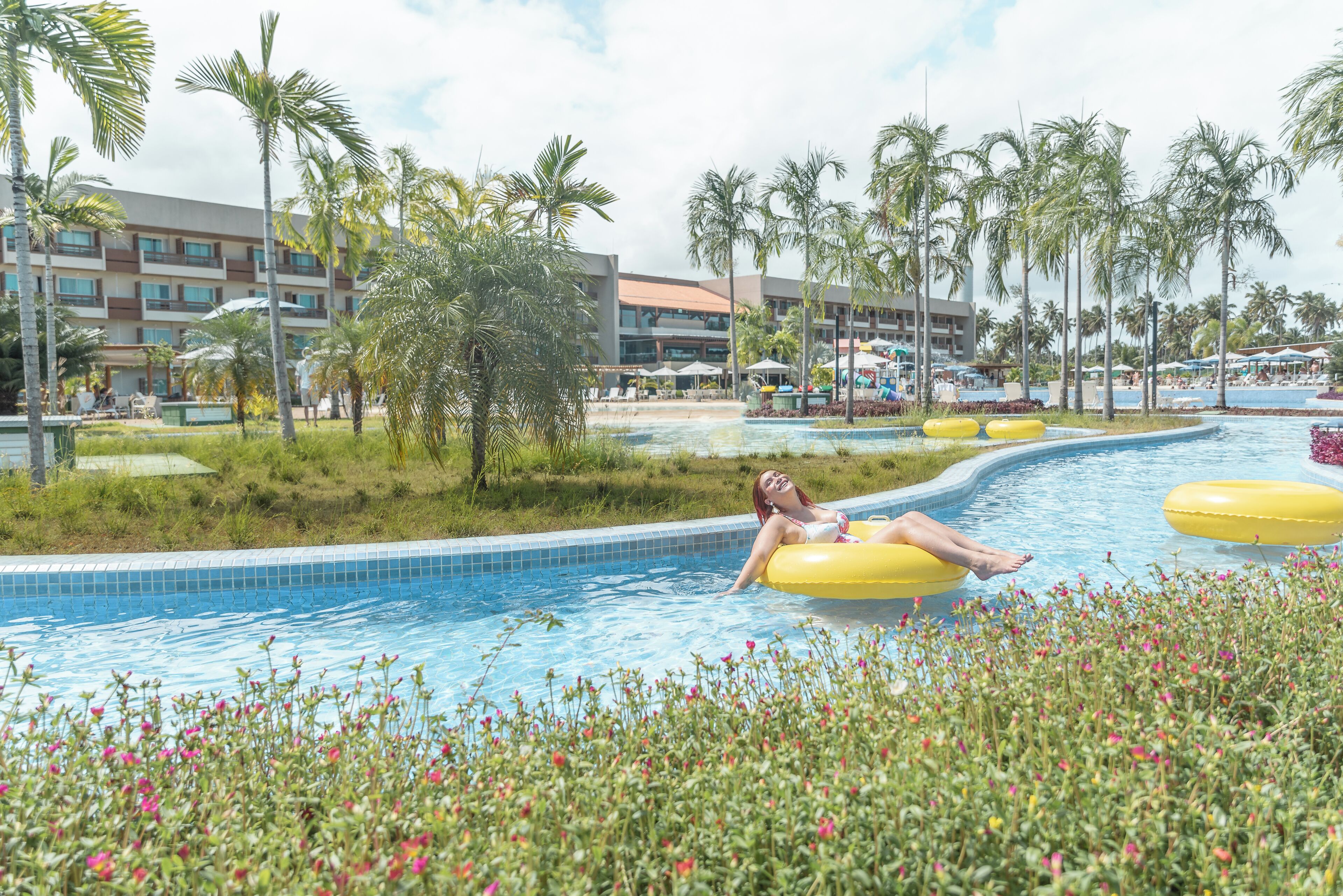 Piscina externa, guarda-sóis, espreguiçadeiras