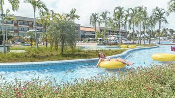 Piscina externa, guarda-sóis, espreguiçadeiras