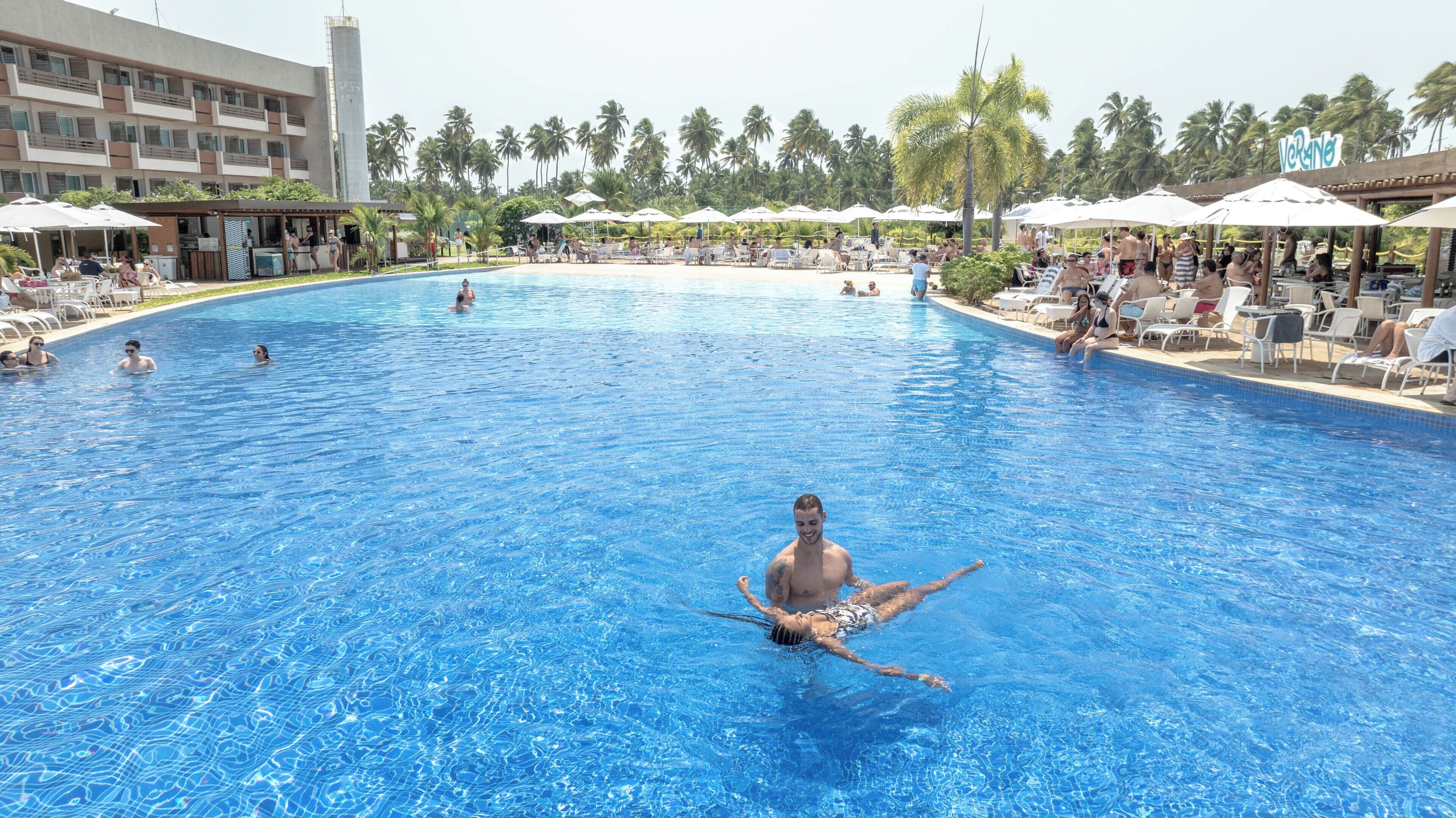 Hồ bơi ngoài trời, dù/ô trên bãi biển/hồ bơi, ghế dài tắm nắng 