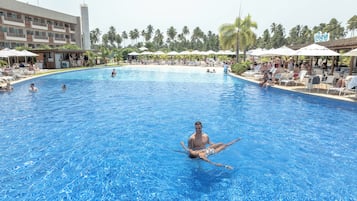 Hồ bơi ngoài trời, dù/ô trên bãi biển/hồ bơi, ghế dài tắm nắng