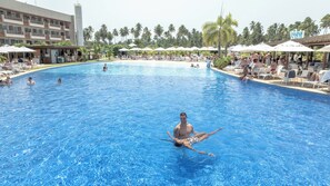 Outdoor pool, pool umbrellas, sun loungers - Japaratinga Lounge Resort (Japaratinga)
