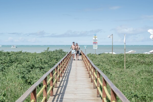 On the beach, sun loungers, beach umbrellas, beach bar - Japaratinga Lounge Resort (Japaratinga)