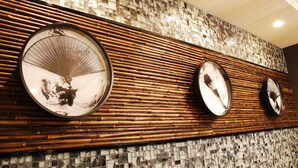 A wall with three round mirrors and bamboo slats. - Hotel SARA Kawagoe - Adults Only (Kawagoe)