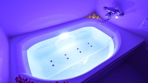A modern bathroom with a large bathtub, a shower area, and a toilet. - Hotel SARA Kawagoe - Adults Only (Kawagoe)