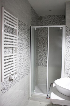 Shower, free toiletries, hair dryer, bidet