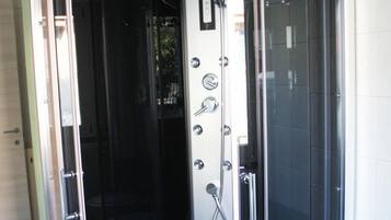 Doccia, set di cortesia gratuito, asciugacapelli, bidet