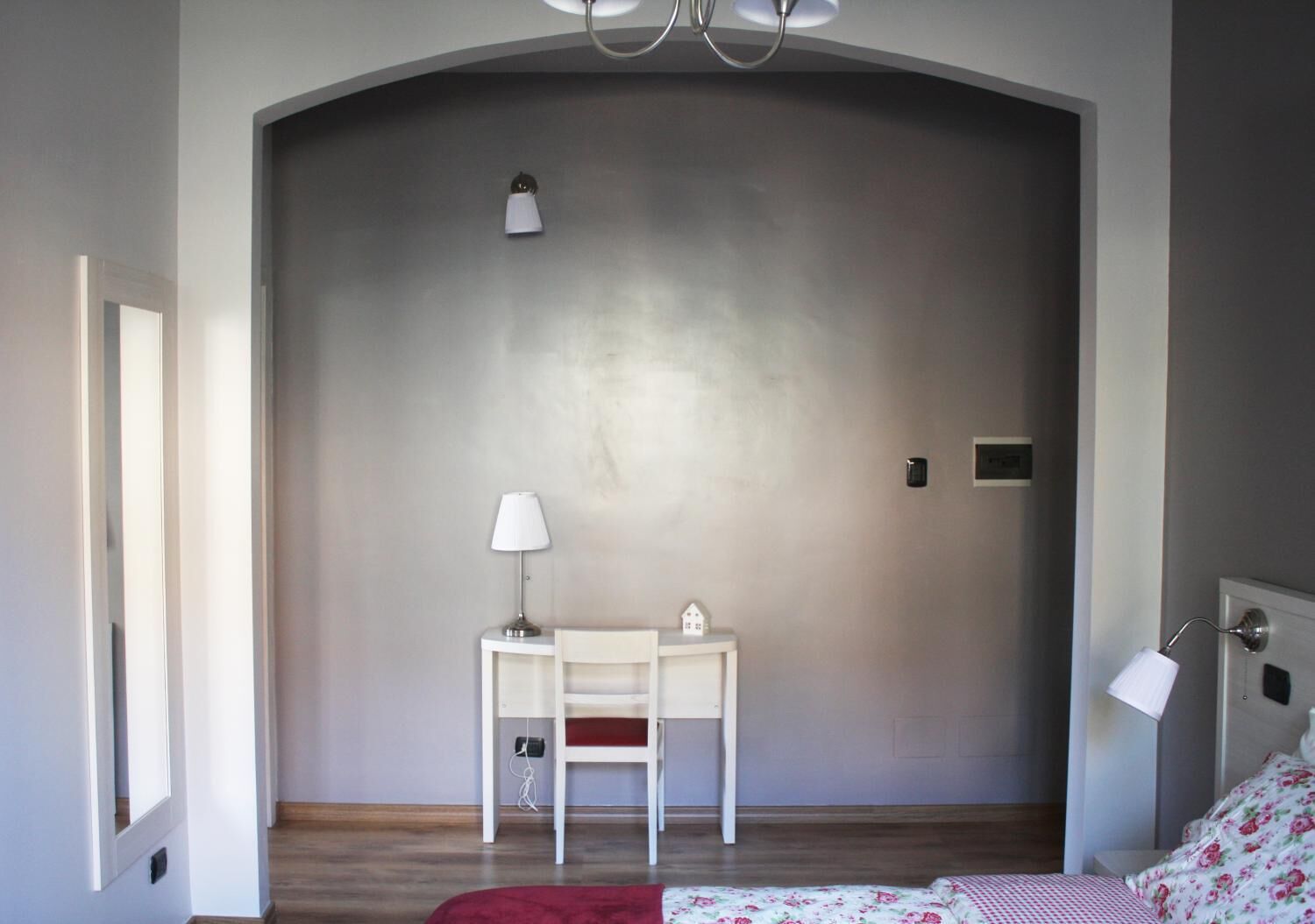 Con stile personalizzato, con arredamento individuale, una scrivania