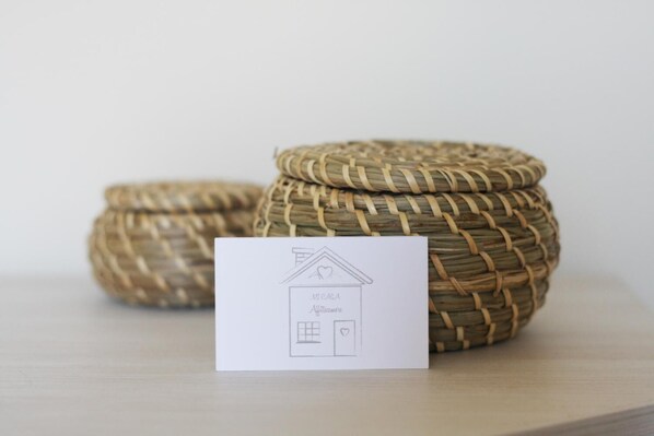 Three woven baskets with a tag in front. - Mi Casa Affittacamere (Osio Sotto)