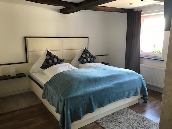 Desk, soundproofing, rollaway beds, free WiFi - Hotel zum braunen Hirschen (Bad Driburg)