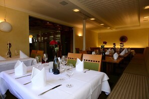 Se sirven comidas, cenas y cocina local