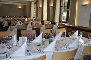 Der serveres frokost, aftensmad og lokale retter