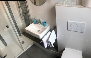 Dusche, Haartrockner, Handtücher