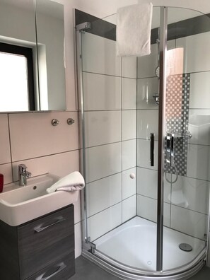 Douche, sèche-cheveux, serviettes fournies
