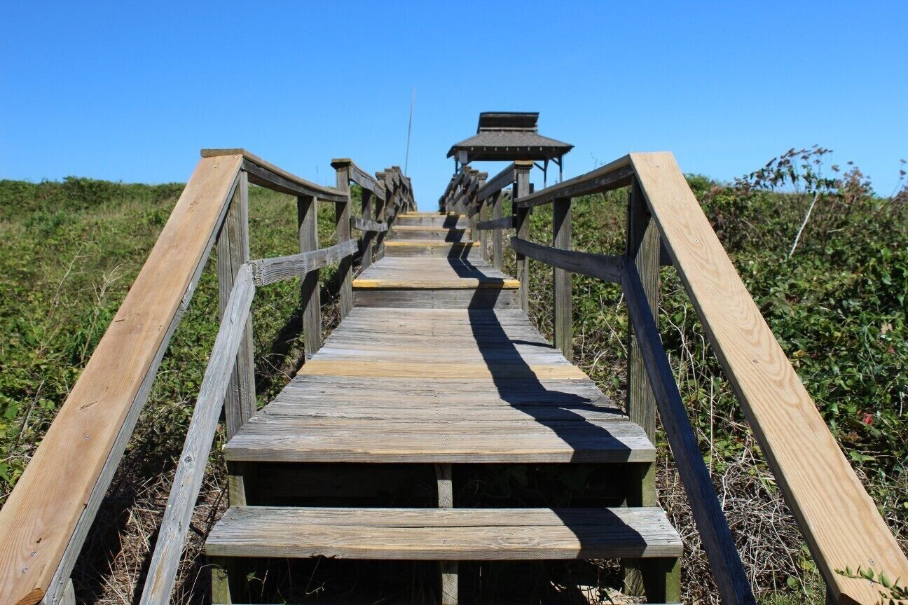 Un paseo marítimo de madera que conduce a un mirador.