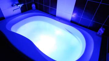 Standard King Room | Bathroom sink