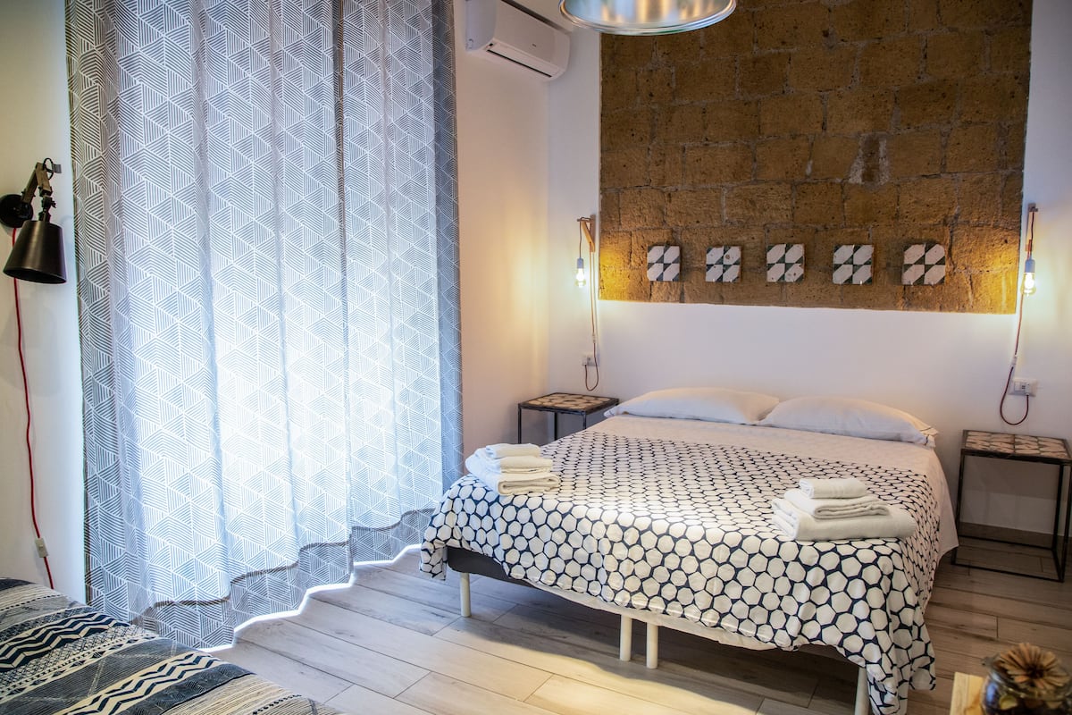 Room 6 - Deluxe Triple | 1 bedroom, individually decorated, individually furnished