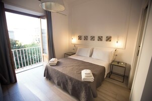 Room 10 - Deluxe Triple | City view