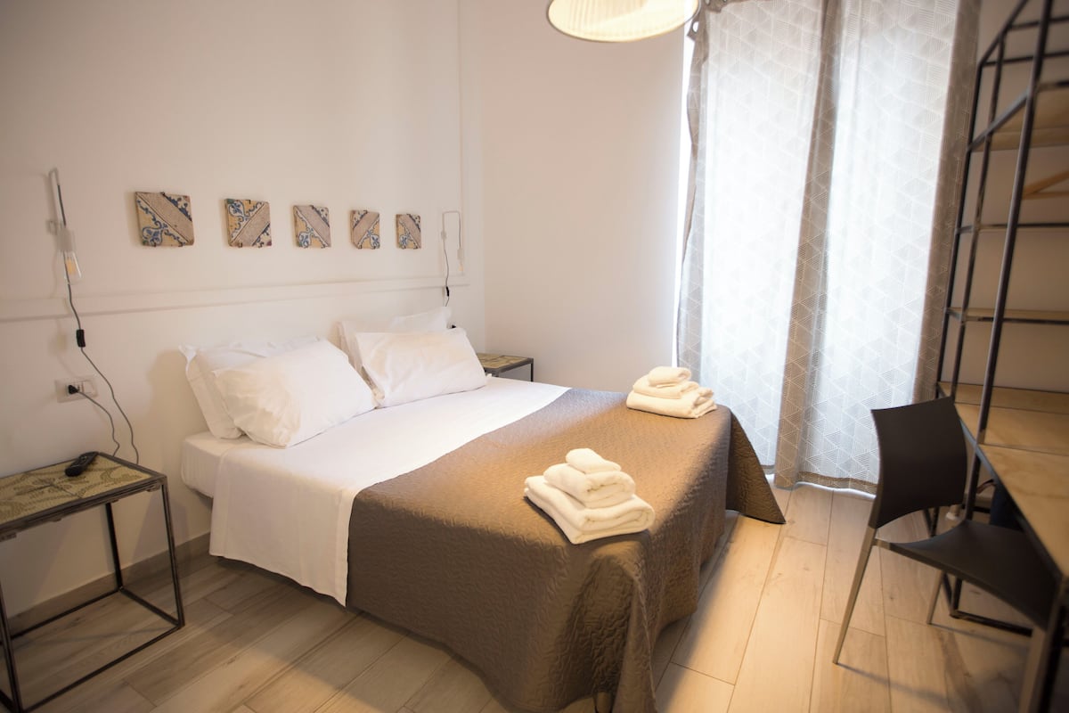 Room 7 - Deluxe Double | 1 bedroom, individually decorated, individually furnished