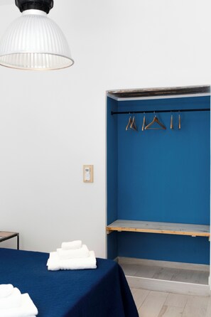 Room 8 - Deluxe Triple | 客室ごとに異なる装飾、客室ごとに異なるインテリア、ノートパソコン用作業スペース、遮光カーテン