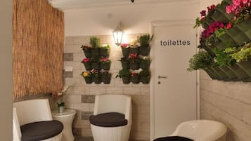 Bruser, brusehoved med spredningseffekt, hårtørrer, bidet
