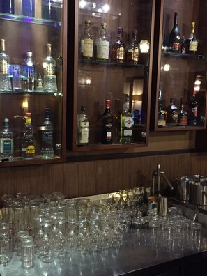2 bars/lounges