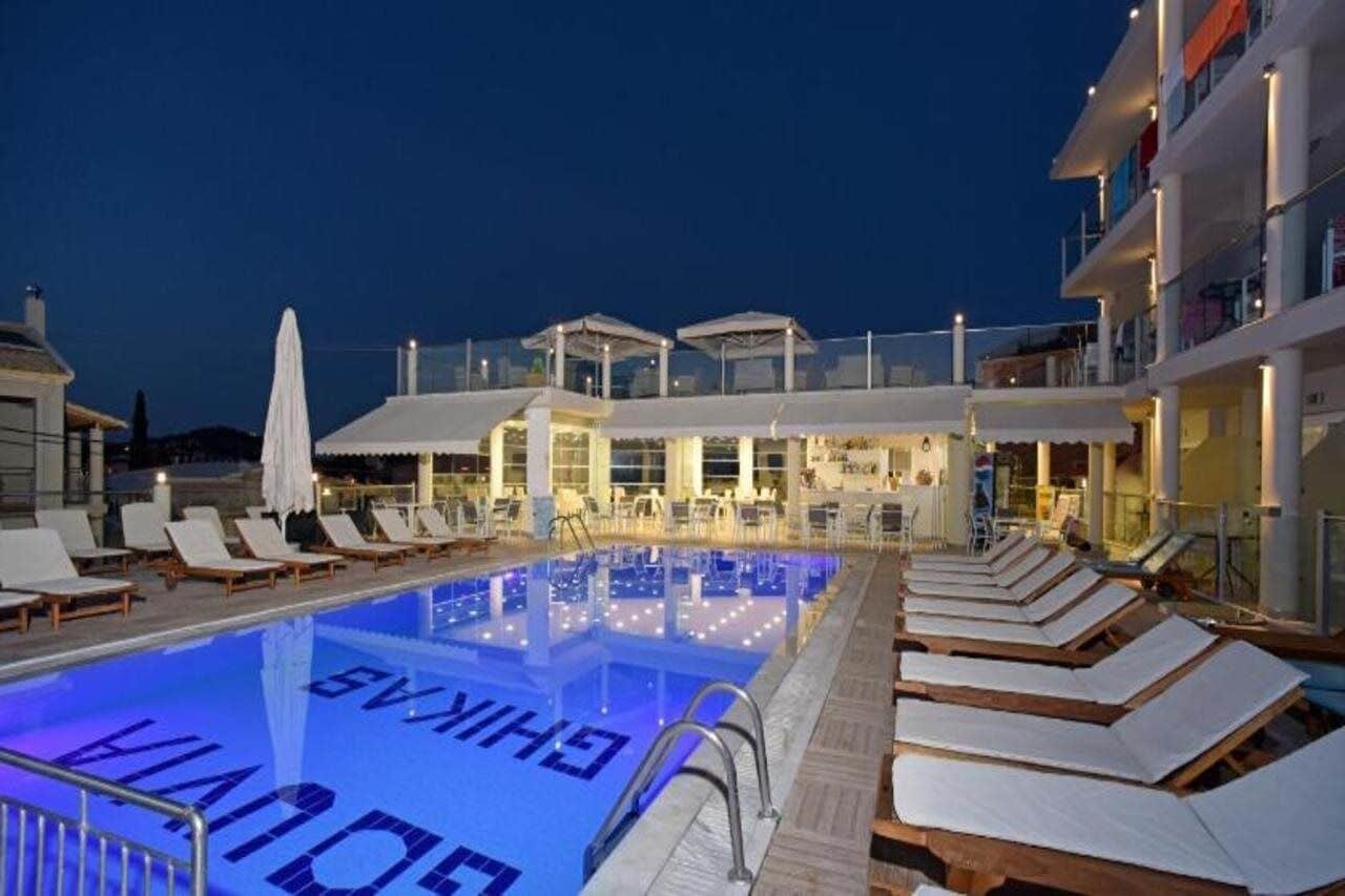 Una piscina al aire libre