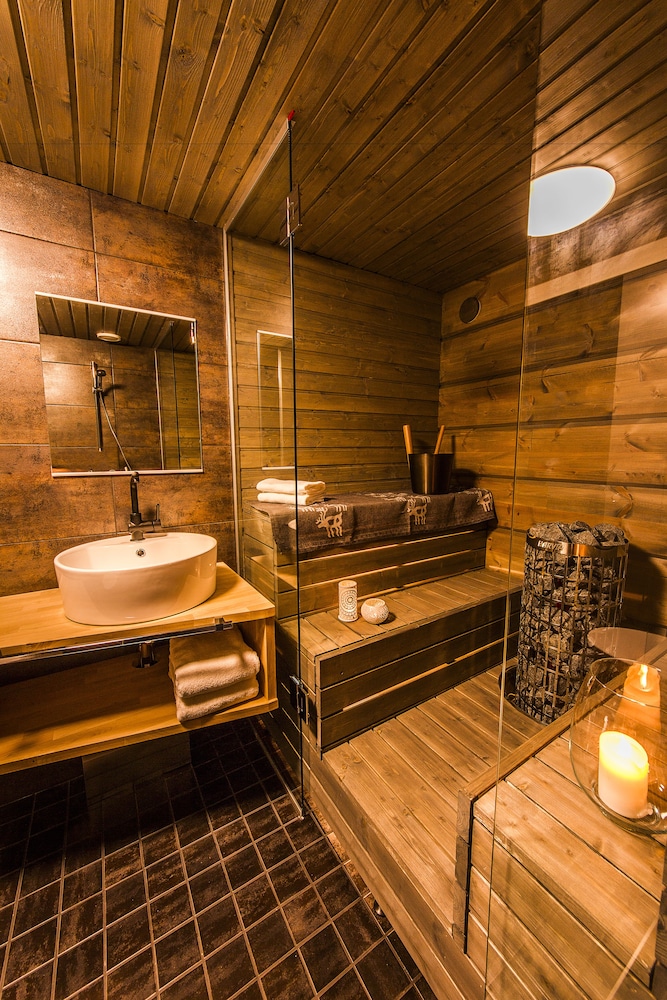 Arctic TreeHouse Hotel by null