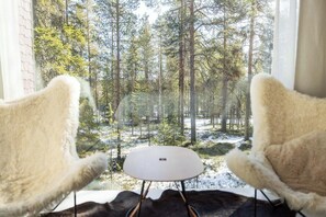 Arctic TreeHouse Suite Twin (Extra bed) and View | 高档床上用品、迷你吧、客房内保险箱、遮光窗帘