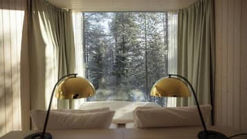 Arctic Treehouse Suite Double and View | Luxe beddengoed, een minibar, een kluis op de kamer