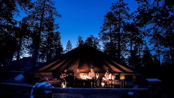 Serveert ontbijt, lunch, diner, Scandinavische gerechten