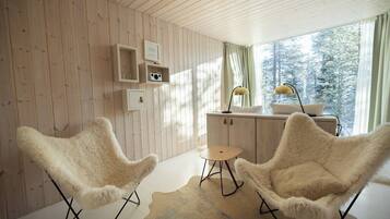 Arctic Treehouse Suite Double and View | Sängtillbehör av högsta kvalitet och minibar