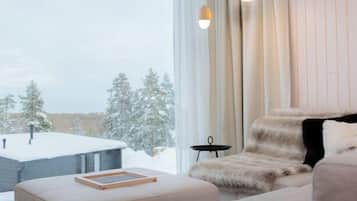 ArcticScene Executive Suite | Premium bedding, minibar, in-room safe, blackout drapes