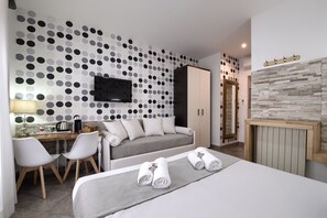 Superior Triple Room | Desk, soundproofing, iron/ironing board, free WiFi - Vatican Treasure (Rome)