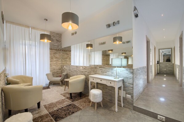 Coin salon dans le hall