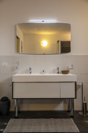 Loft Underground | Bathroom | Free toiletries, hair dryer, bathrobes, bidet - La casa di campagna (Spresiano)